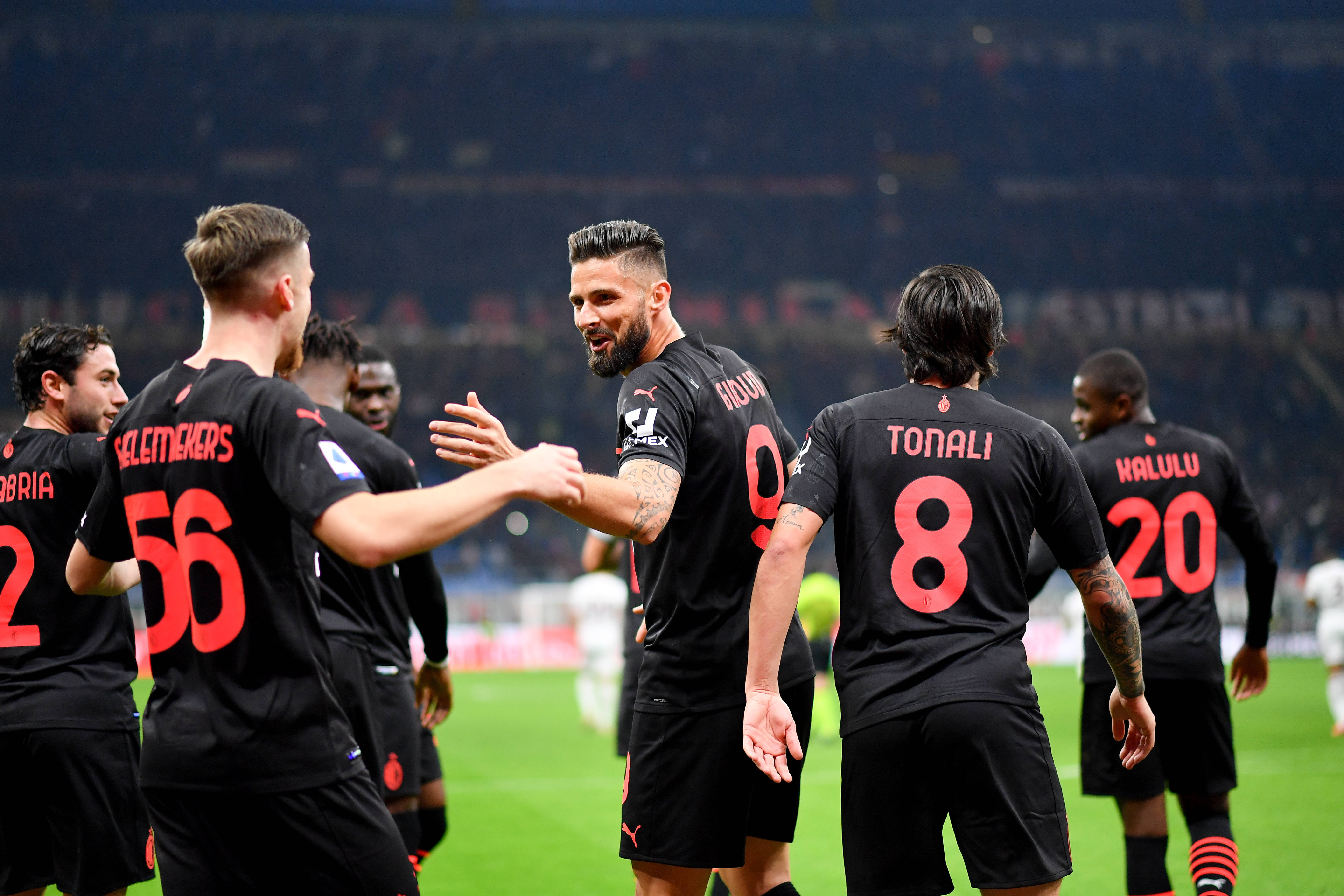 球迷怒喷后蹇韬回应：输球又怎么样？随后被韦世豪、甘超拦下（遭球迷怒斥，蹇韬回怼：输球又如何？韦世豪、甘超上前劝阻）