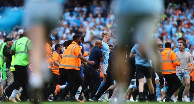 揭幕战温馨一幕！李春江受邀观看广厦总冠军颁奖仪式，受到热烈欢迎（揭幕夜暖心时刻：李春江受邀见证广厦加冕仪式，现场热烈欢迎）