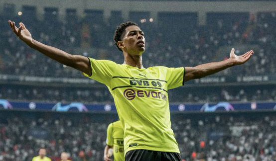 两位最老会员为新诺坎普开球，1957年球场建成时就曾见证（曾见证1957年落成的两位最年长会员为新诺坎普开球）