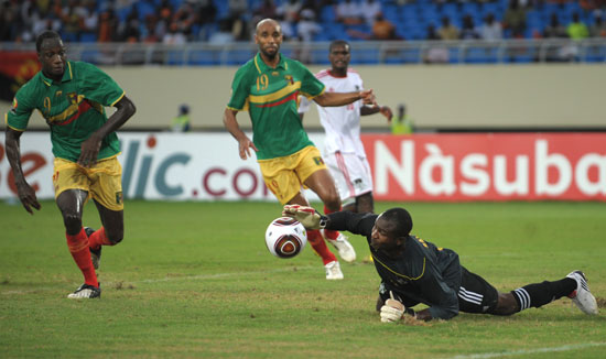 詹姆斯17投4中，纪录被终结，险成输球罪人，最后一传将功补过（詹姆斯17投仅4中，纪录止步，险成输球背锅者，终场前妙传完成救赎）