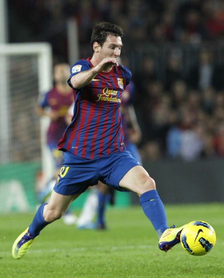 点射得分，凯文-迪克斯成为历史首位在德甲进球的印尼球员（凯文-迪克斯点球破门，成德甲史上首位进球的印尼球员）