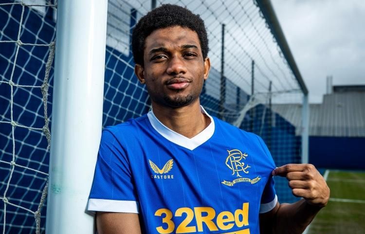 随迈阿密国际夺冠，德保罗赛后剪下主场球网留念