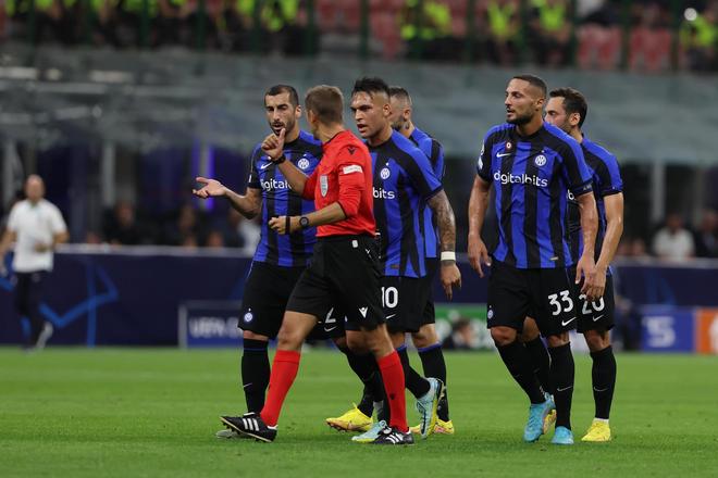 无敌了！39岁的胡尔克远距离任意球重炮破门！（宝刀未老！39岁胡尔克超远任意球重炮轰破球门）