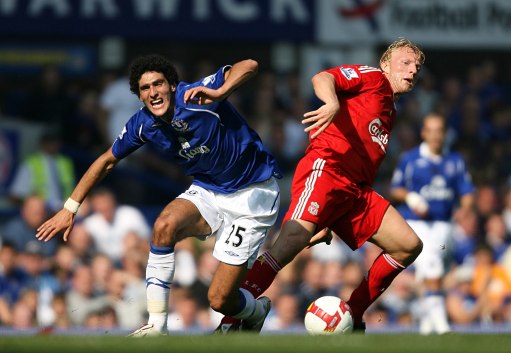 皇马：“嘿，你的益达。”利物浦：“不，是你的益达。”（皇马：“给，你的益达。”利物浦：“不对，还是你的。”）