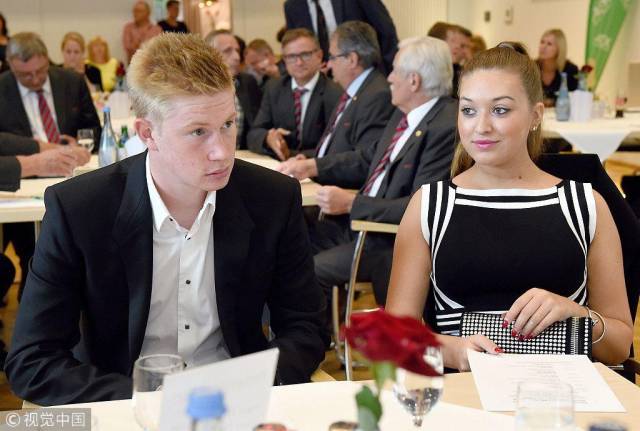 雪花飘飘北风萧萧，记者：世界杯抽签仪式场外下着大雪